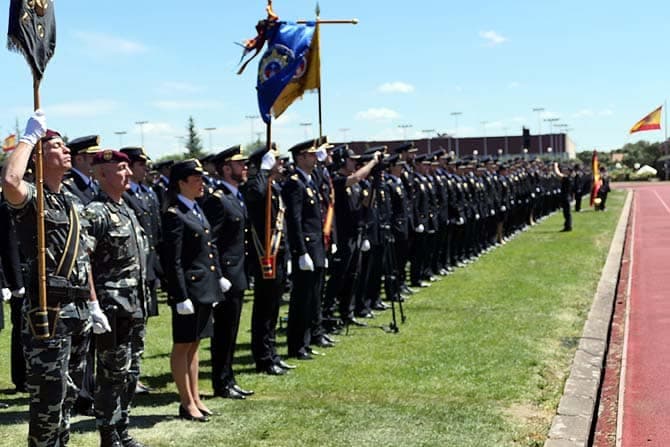 Jura de oficiales con banderas