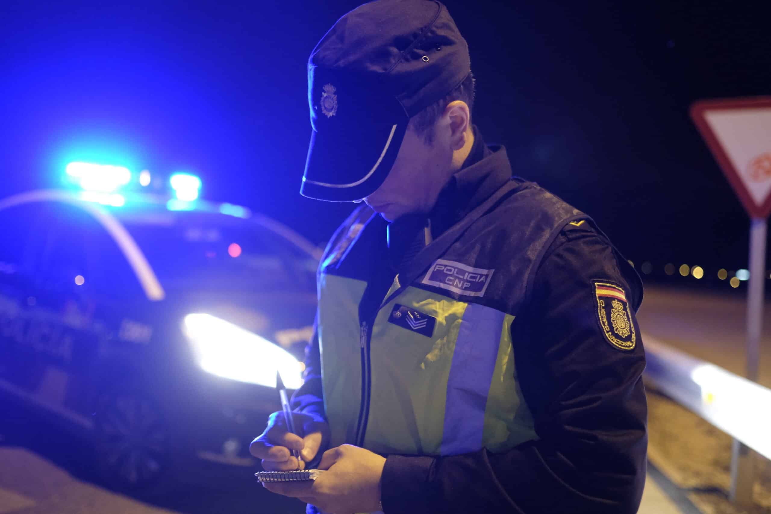 Policía nacional en servicio nocturno