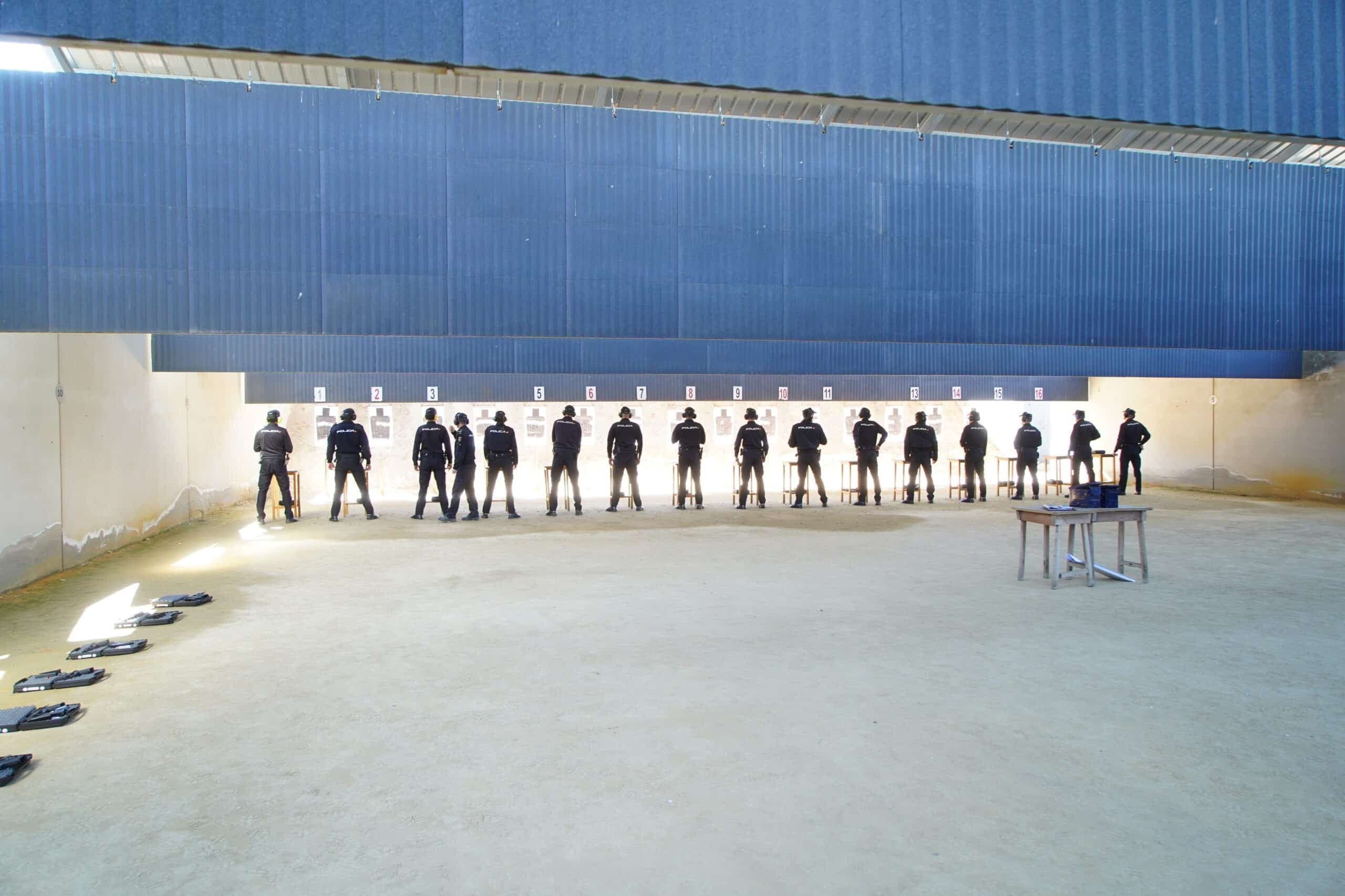 Galería de tiro con policías nacionales