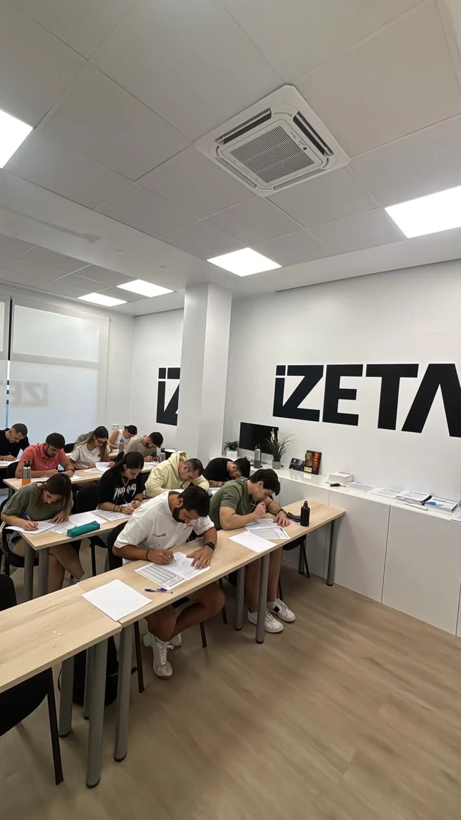 Alumnos trabajando en el aula de IZETA en Moratalaz