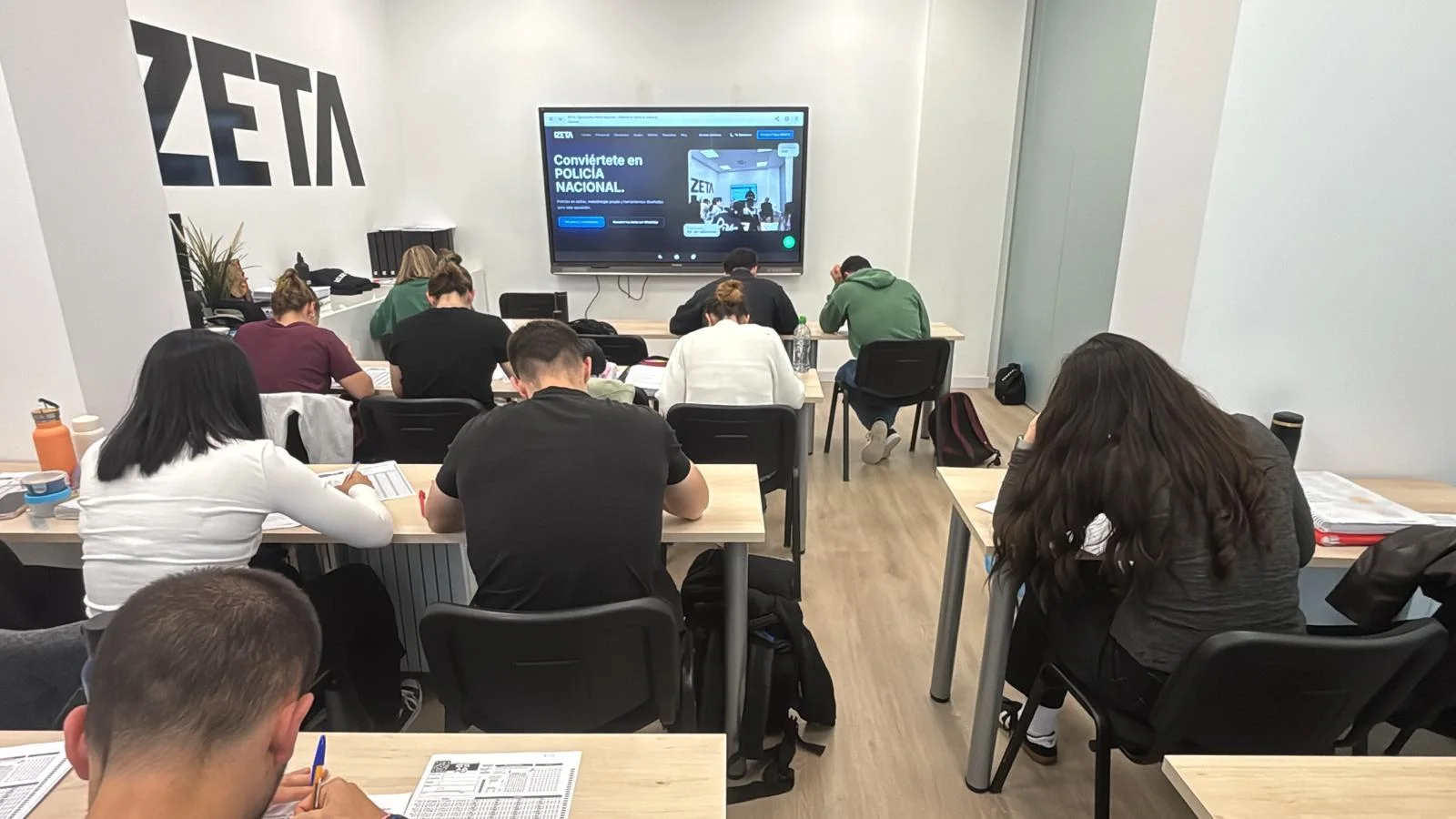 Una clase presencial de IZETA vista desde el fondo del aula.