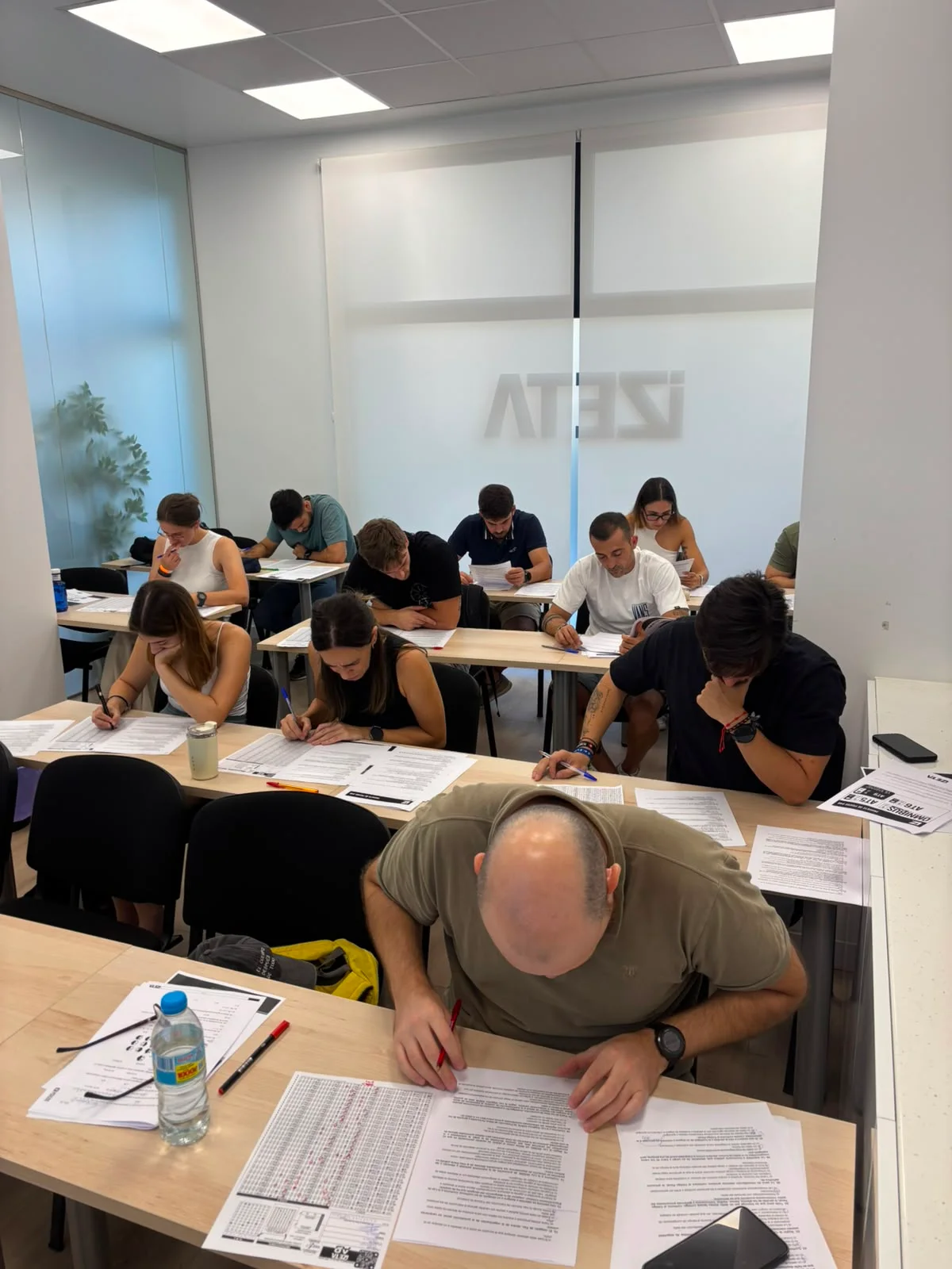 Alumnos de IZETA resolviendo ejercicios en el aula de Moratalaz