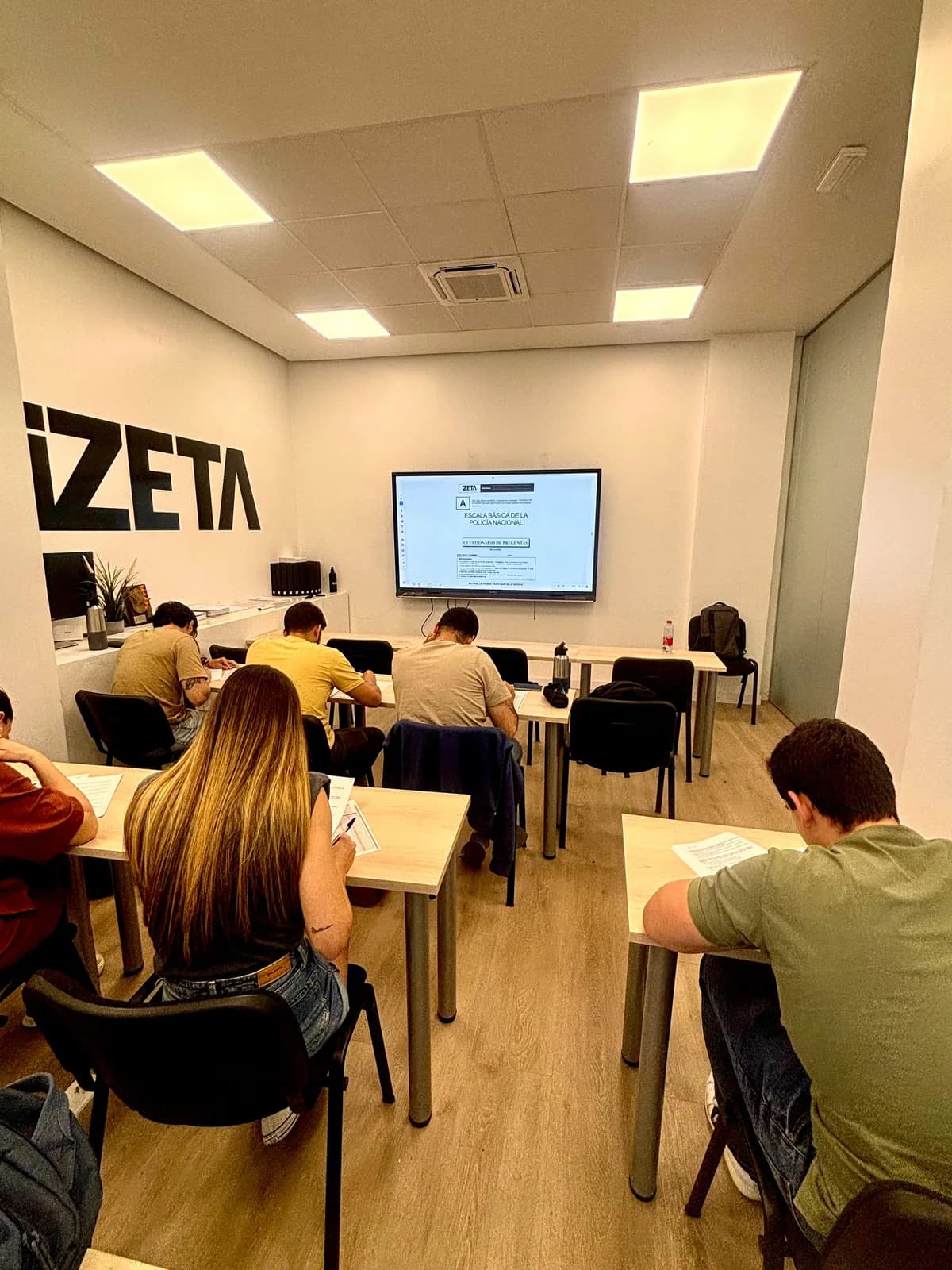 Alumnos de IZETA resolviendo un cuestionario en el aula.