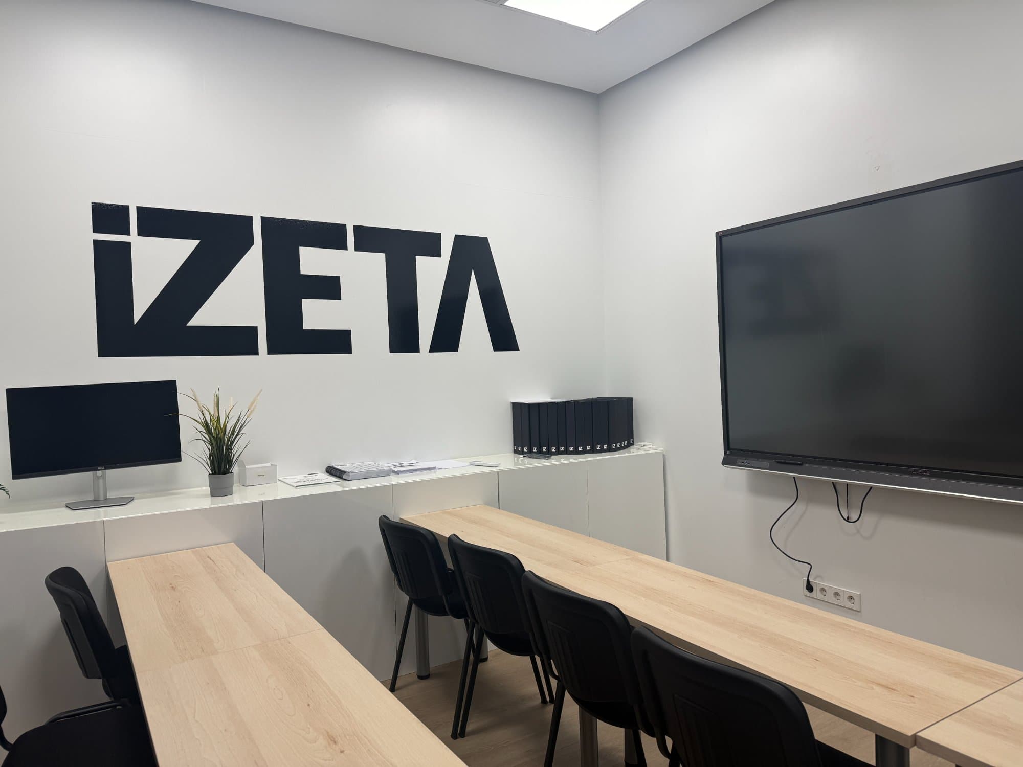 Aula de IZETA en Moratalaz con pantalla interactiva.