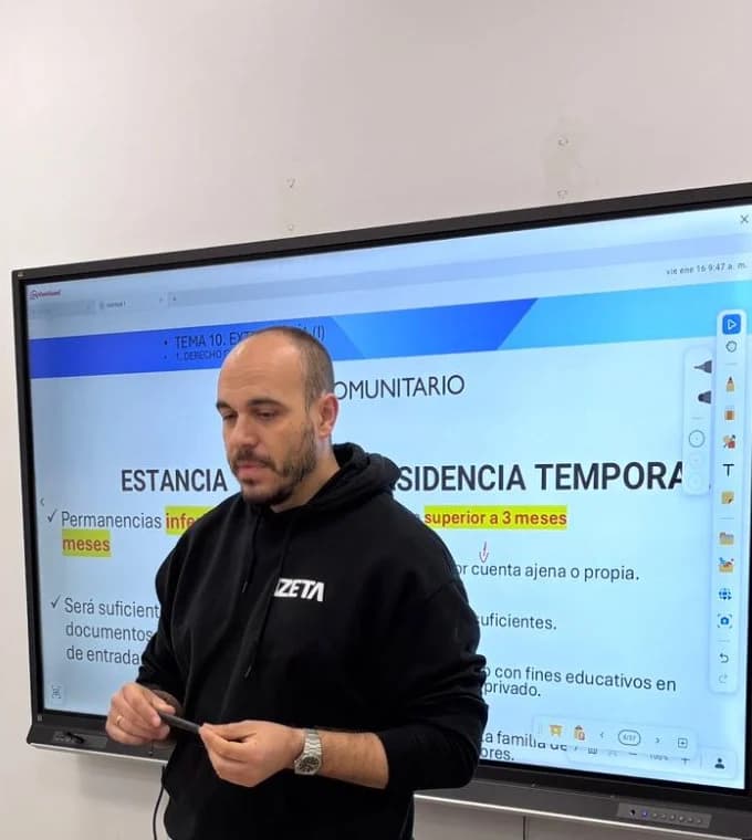 Chus Díez durante una clase de preparación para Policía Nacional.