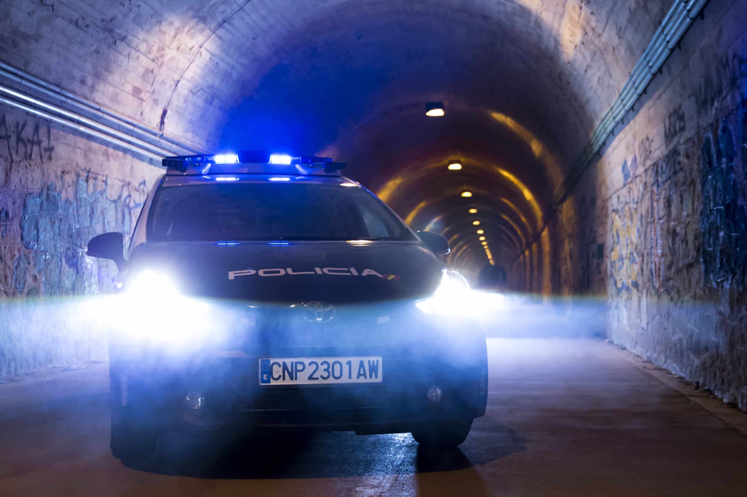 Coche de policía con luces azules