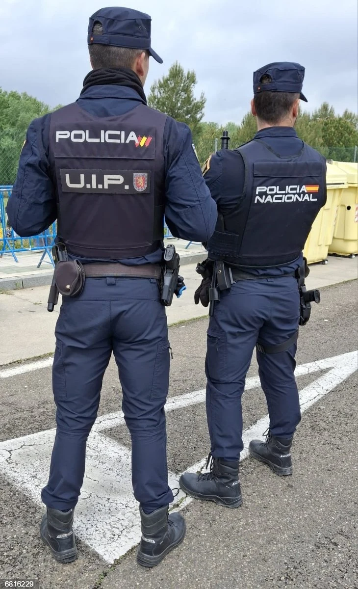 Agentes de Policía Nacional de espaldas durante un servicio